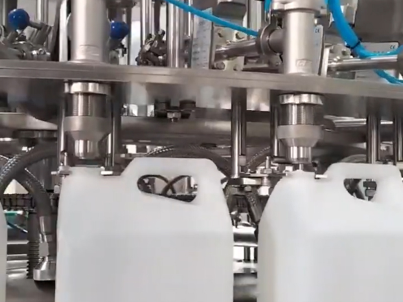 全自动液体包装机:高精度灌装一体化封装 全自动液体包装机:高精度灌装一体化封装